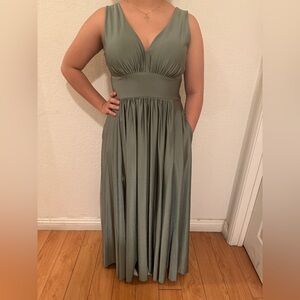 Chic Sleeveless Maxi Dress in Sage Green